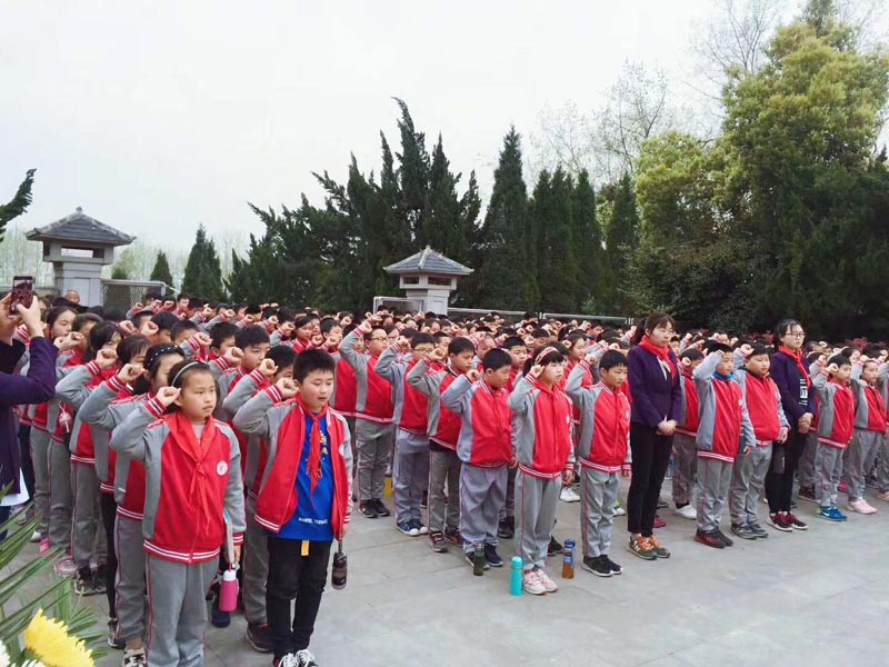 “缅怀革命先烈，弘扬民族精神”――裕安小学举行六年级清明祭扫